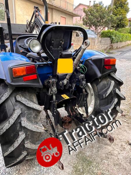 NEW HOLLAND TCE 40 CV TRATTORE USATO 4X4 CARICATORE PALA E FORCHE-PHOTO-2024-05-29-10-53-56 9.jpg